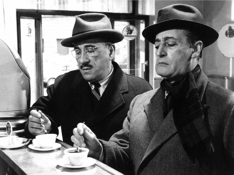 Una scena del film "La banda degli onesti" di Camillo Mastrocinque 