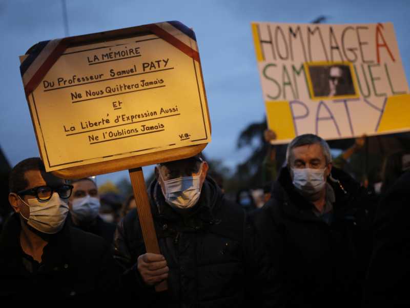 Una marcia in memoria di Samuel Paty, a Parigi, lo scorso ottobre (LaPresse)
