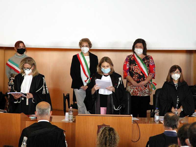 La presidente della Corte d'Assise Stefania D'Errico durante la lettura della sentenza al processo chiamato Ambiente Svenduto (Foto Ansa) <br />