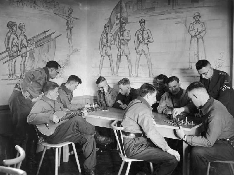 Membri di un'organizzazione nazista, forse la Giovent&ugrave; Hitleriana, che si rilassano in una sala comune, circa 1935 (foto di FPG/Hulton Archive/Getty Images)&nbsp;<br />