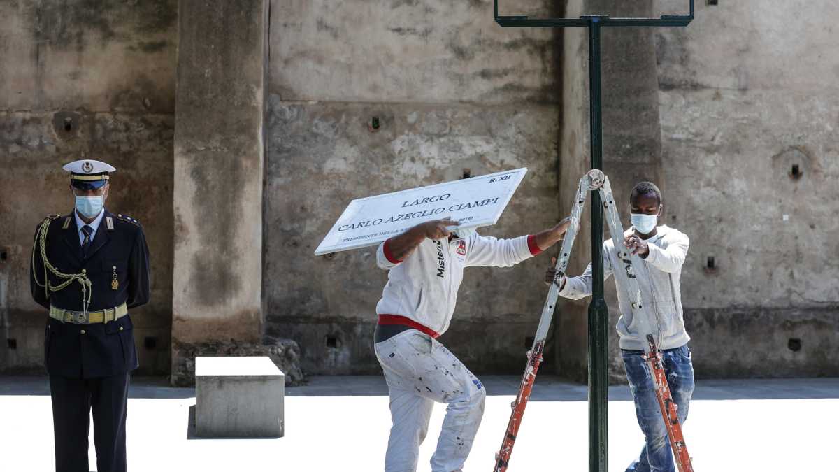 Immagine di L'Azelio capitale. "Per la targa ci avevano dato il nome sbagliato", dicono i marmisti