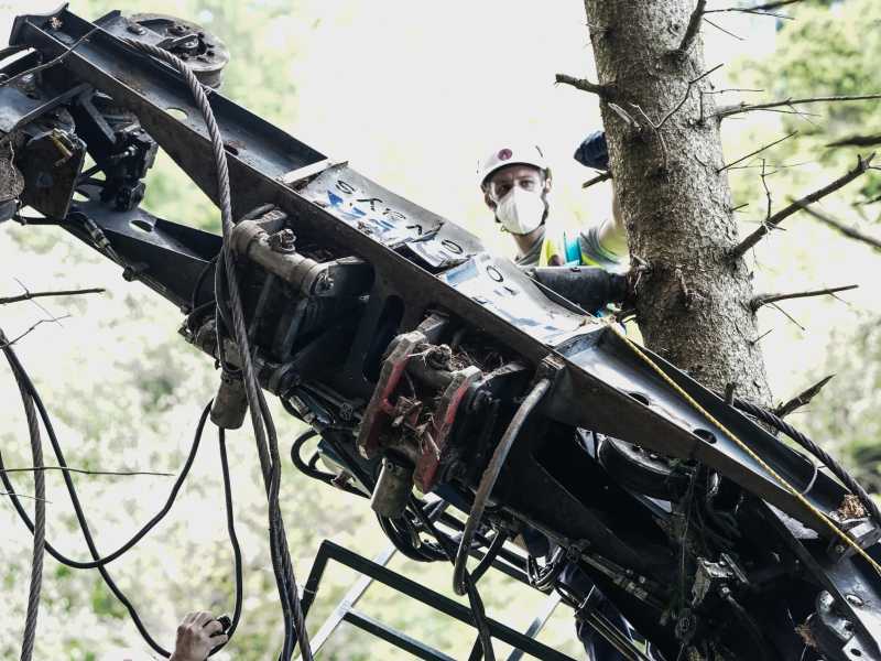 Sopralluogo degli ispettori della commissione d'inchiesta, voluta dal Mit, sul luogo dell'incidente della funivia del Mottarone a Stresa (Ansa)&nbsp;<br />