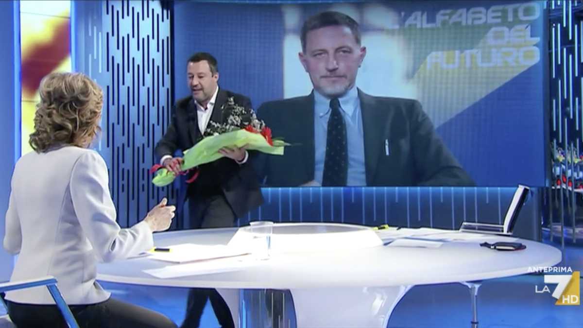 Immagine di Dopo due anni Salvini le porta i fiori. Lilli Gruber: "Le donne non hanno tutta questa pazienza"