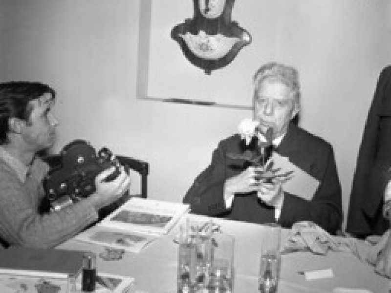 Eugenio Montale con una rosa "satura", 1971 (LaPresse)&nbsp;