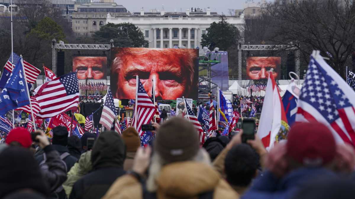 Immagine di Facebook squalifica Trump