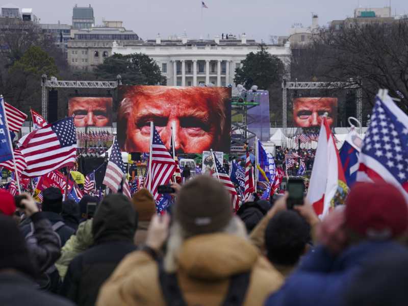 Facebook squalifica Trump