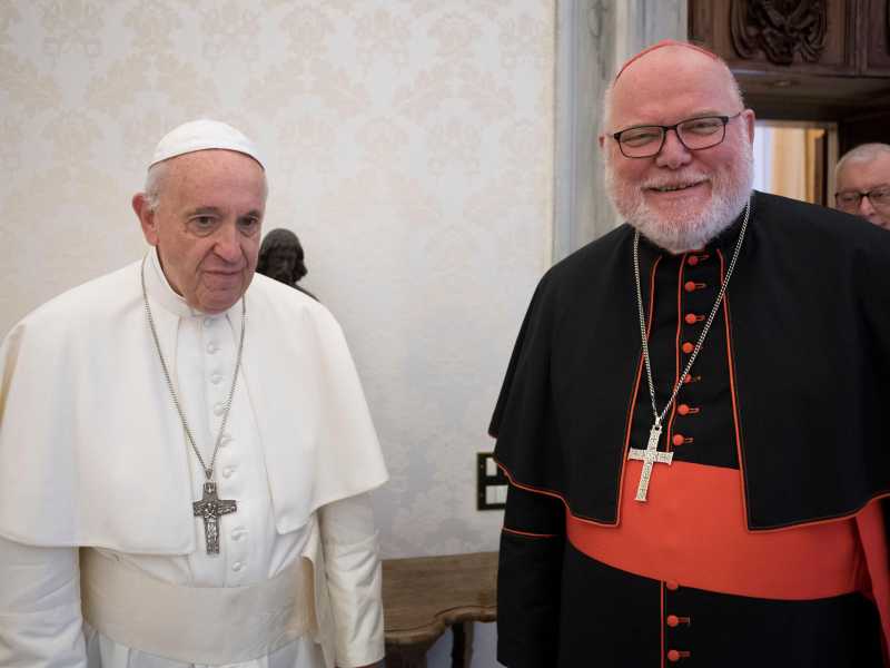 Papa Francesco con il cardinale Reinhard Marx (LaPresse)&nbsp;<br />