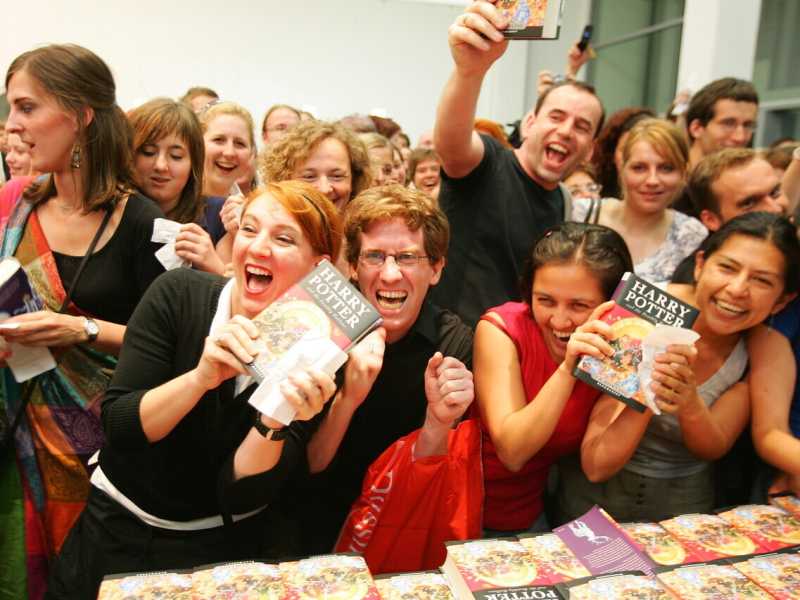 Fan con il libro di J.K. Rowling appena uscito in libreria all'1:01 del 21 luglio 2007 (Andreas Rentz/Getty Images)<br />