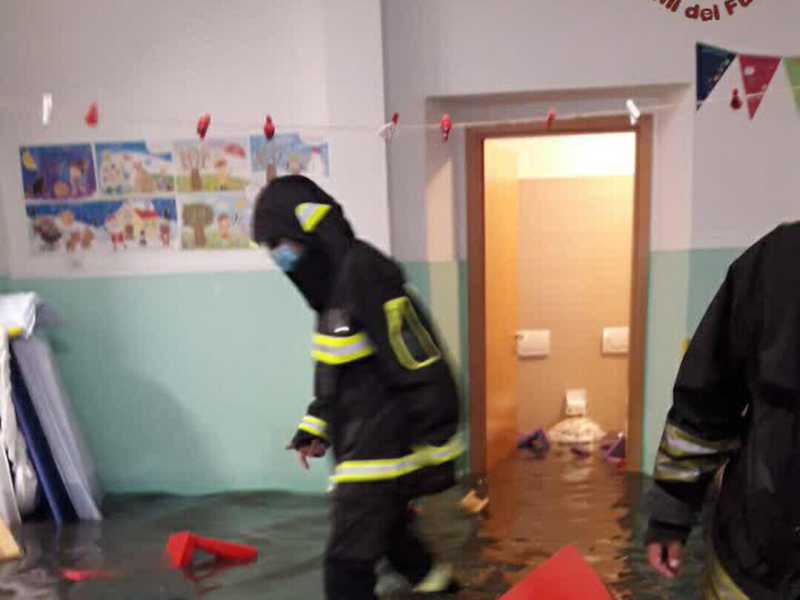 I Vigili del Fuoco intervengono per aiutare gli alunni e il personale di un Asilo allagato in zona Corso Francia, a Roma
