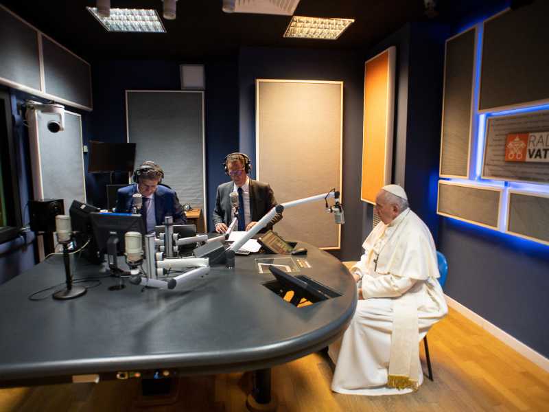 Papa Francesco in visita alla sede di Radio Vaticana
