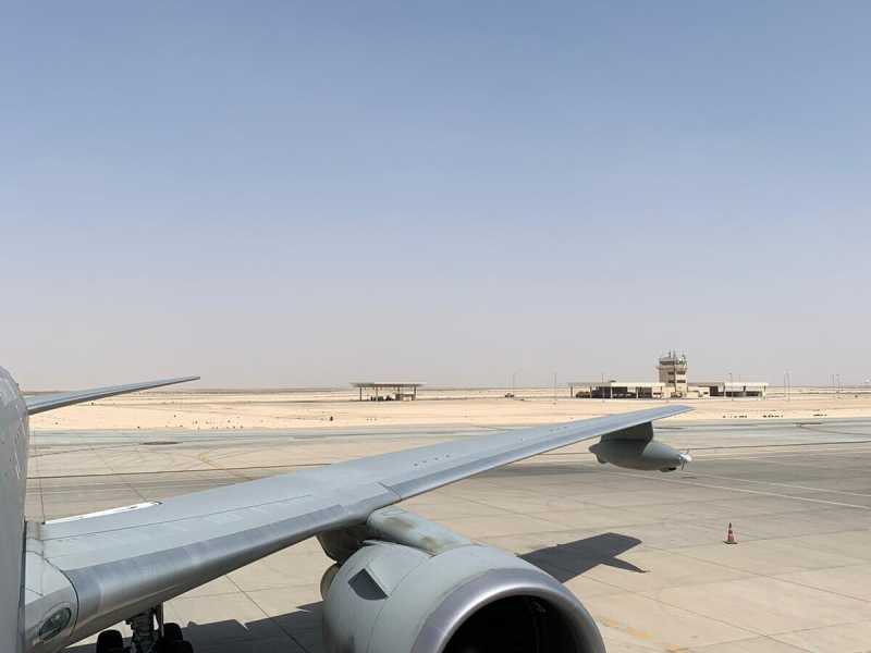 L'aereo italiano fermo sulla pista di Dammam in Arabia Saudita dopo il divieto di ingresso nello spazio aereo degli Emirati