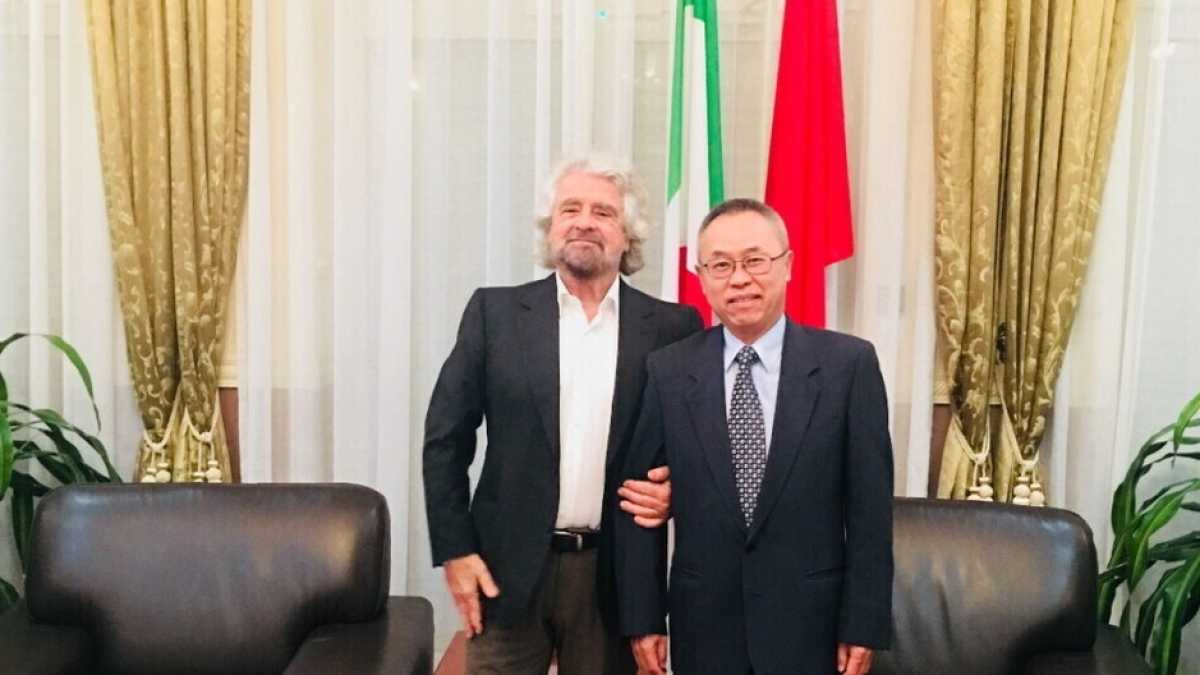 Immagine di Biden chiede un'alleanza anti Cina. E Grillo va in visita all'ambasciata cinese