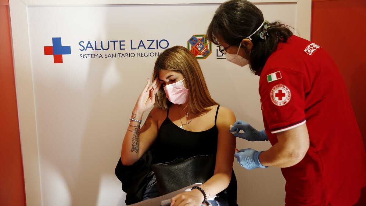 Immagine di Vaccino AstraZeneca ai giovani, oggi parla il Cts. Intanto le regioni chiedono chiarezza