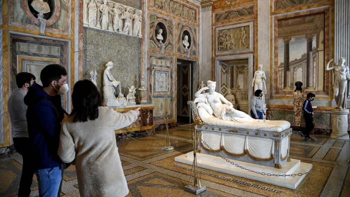 Immagine di Come nasce il papocchio riciclato di Hirst a Villa Borghese