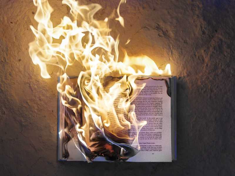 J. Winterson brucia i propri libri e poi vede l’effetto che fa