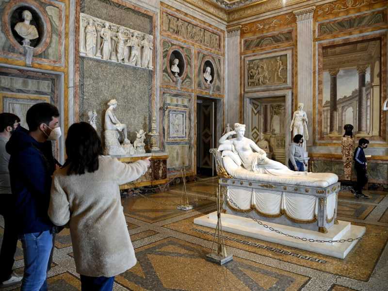 Come nasce il papocchio riciclato di Hirst a Villa Borghese