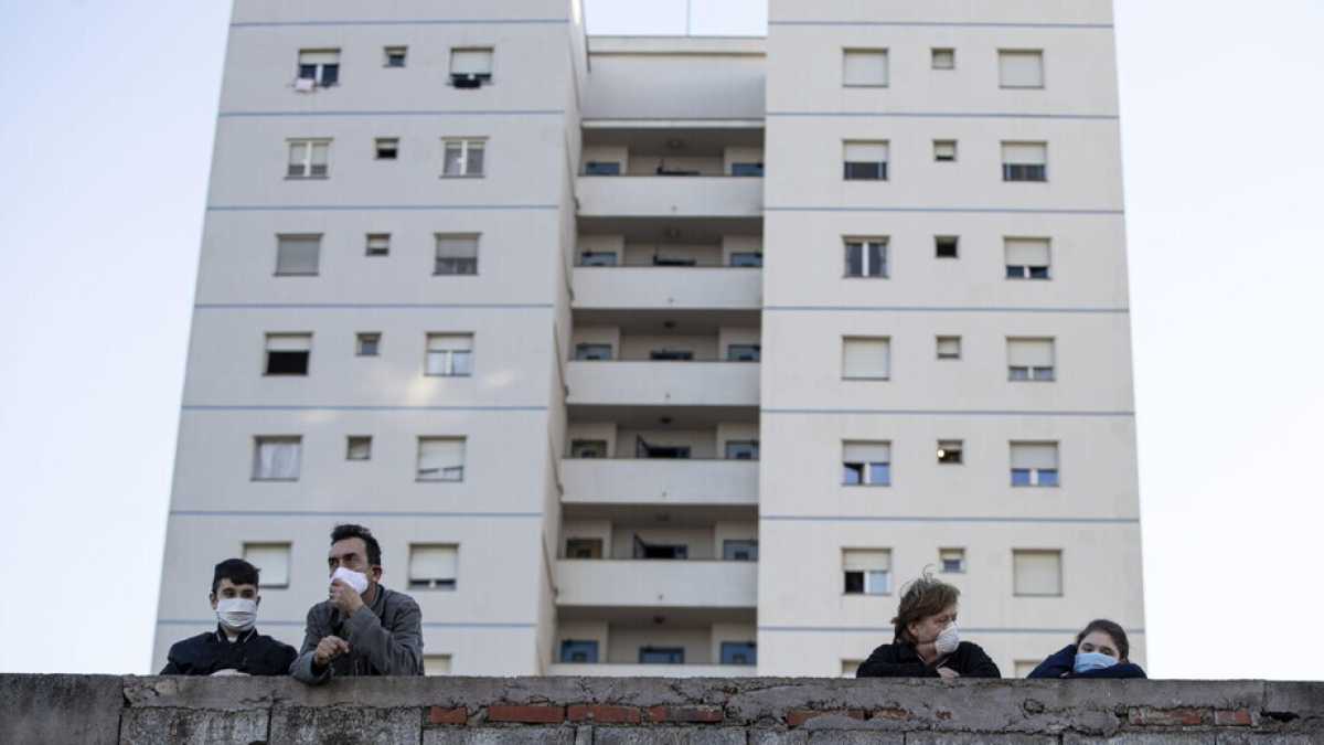 Immagine di Letta e Gualtieri piombano a Tor Bella Monaca dove il Pd ha 70 iscritti. "Ma sani"
