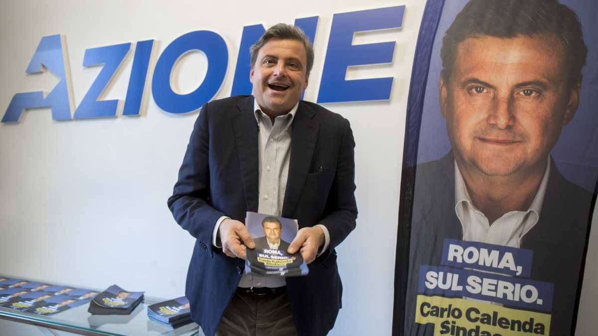 Immagine di Social Calenda: dai tuffi antisovranisti alle periferie di Roma, tra Er Faina e Ape car