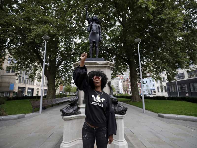 "A surge of power (Jen Reid)", scultura in resina nera scolpita nel 2020 a Bristol da Marc Quinn e modellata sull'attivista Jen Reid (LaPresse)