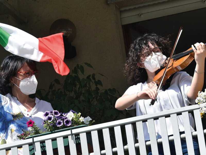"Bella ciao" cantata dai balconi durante un flash mob per la festa della liberazione del 2020 (Ansa)