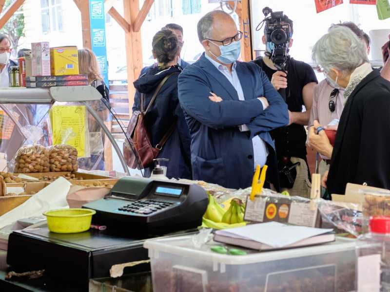 Roberto Gualtieri impegnato nella campagna elettorale (foto LaPresse)