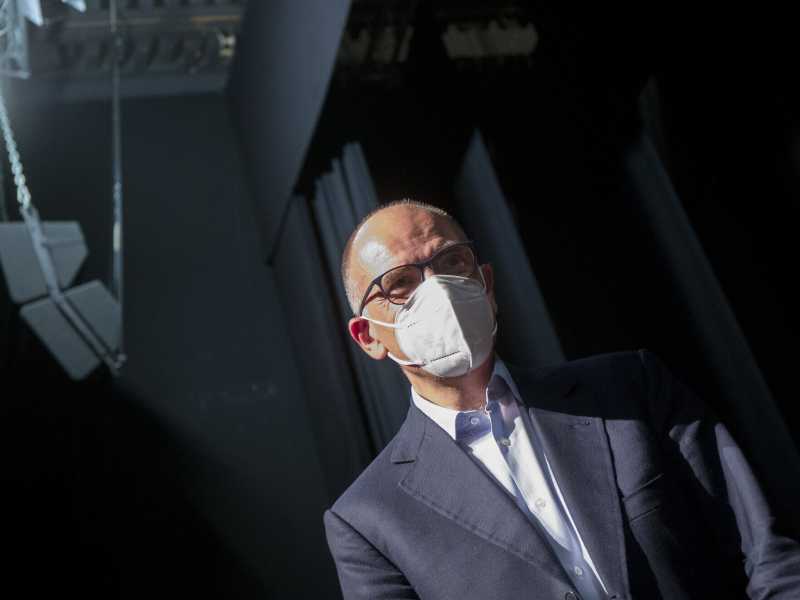 Letta e la politica dei due altoforni: su Ilva lascia o raddoppia?