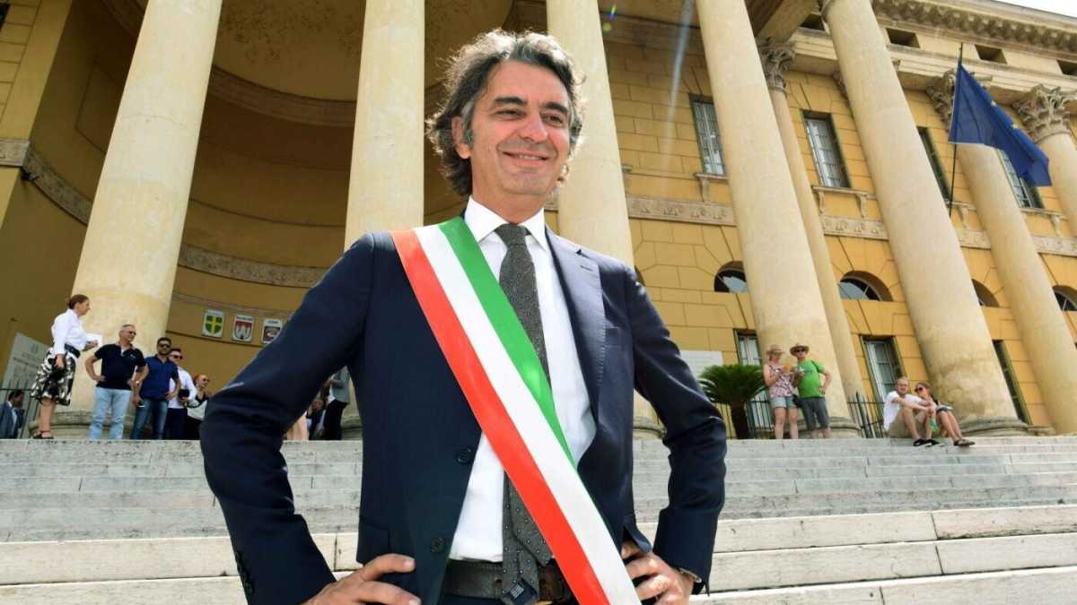 Immagine di Il sindaco Sboarina passa ("torna") a FdI, ma ringrazia Salvini