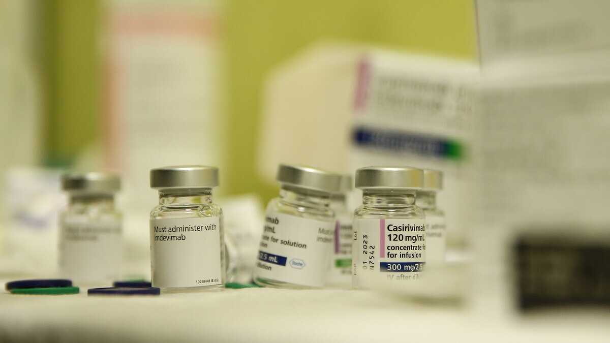 Immagine di AstraZeneca, un richiamo al buio