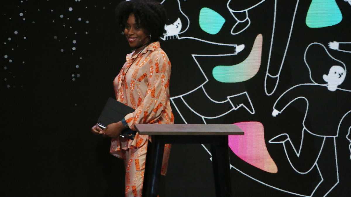 Immagine di Chimamanda Ngozi Adichie e la differenza tra scrittori veri e finti