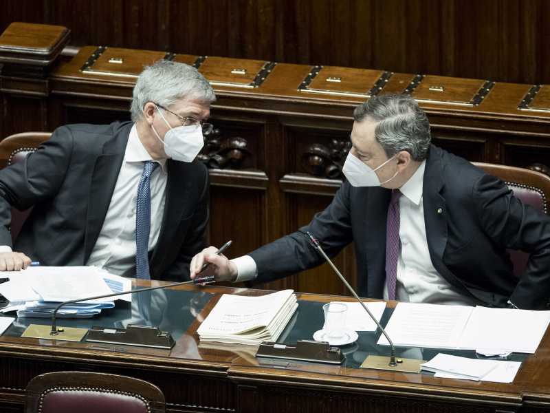 Daniele Franco, ministro dell'Economia, e il premier Mario Draghi (LaPresse)