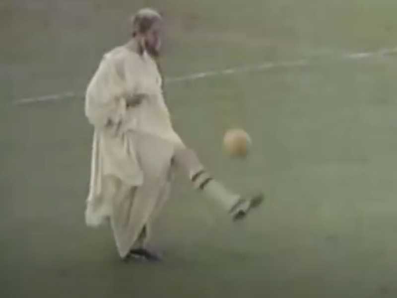 I Monty Python nella partita di calcio filosofi greci vs filosofi tedeschi (screen da YouTube)&nbsp;&nbsp;