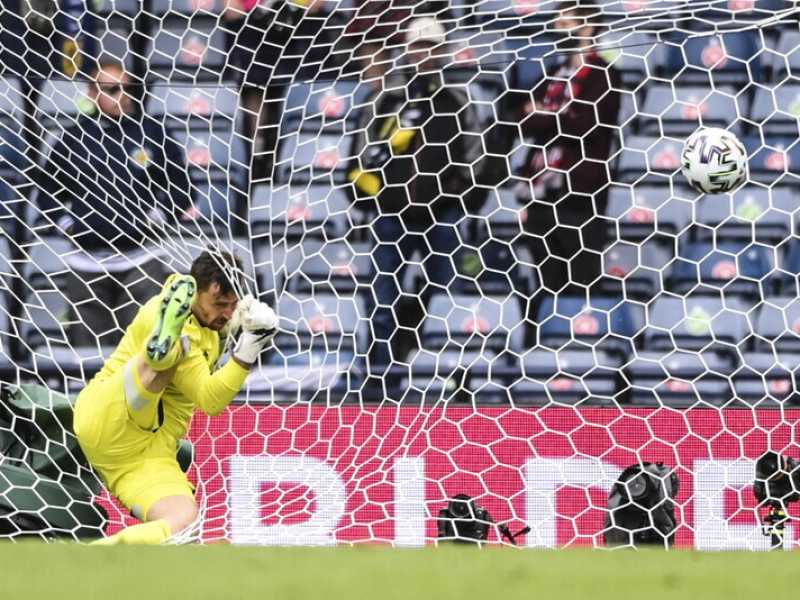 David Marshall, portiere della Scozia, nell'inutile tentativo di evitare il gol di Schick della Repubblica Ceca con un tiro da centrocampo (LaPresse) <br />