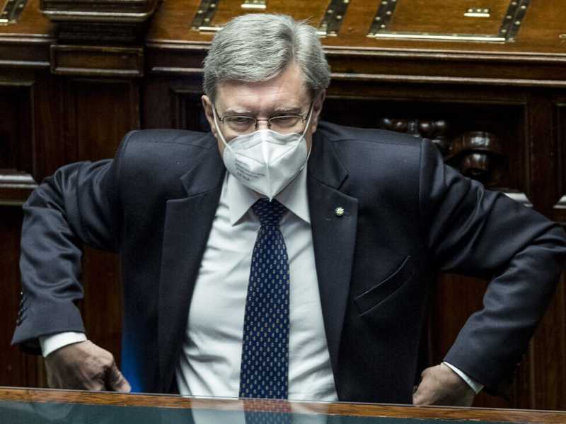 Dal pasticcio di Ancona al decreto stoppato. E ora anche il Pd inizia a picconare Giovannini