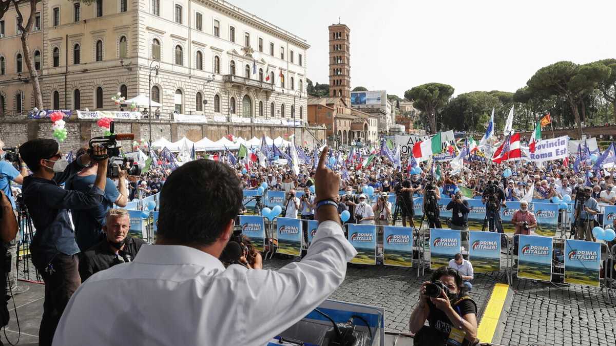 Immagine di Salvini quota 40 (gradi). In piazza è forza Calamandrei