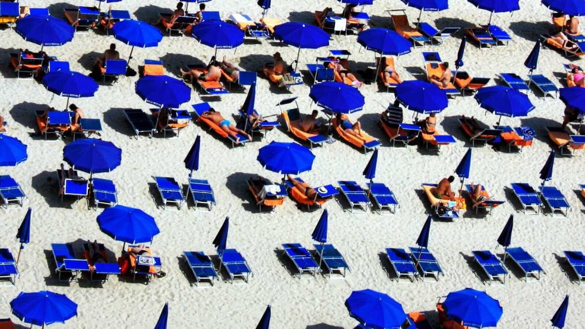Immagine di Il mare è bello ma solo se il turismo è straccione. Le strambe "vele" d'oro