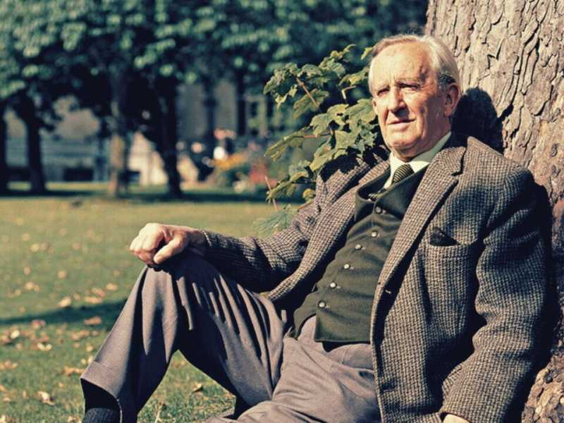 “Il Signore degli anelli transgender e antirazzista”. Arruolato pure Tolkien