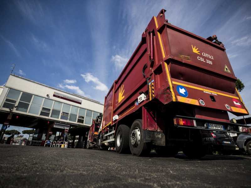 Gli automezzi dell'Ama davanti la discarica Tmb di Rocca Cencia (Ansa / Angelo Carconi)&nbsp;<br />