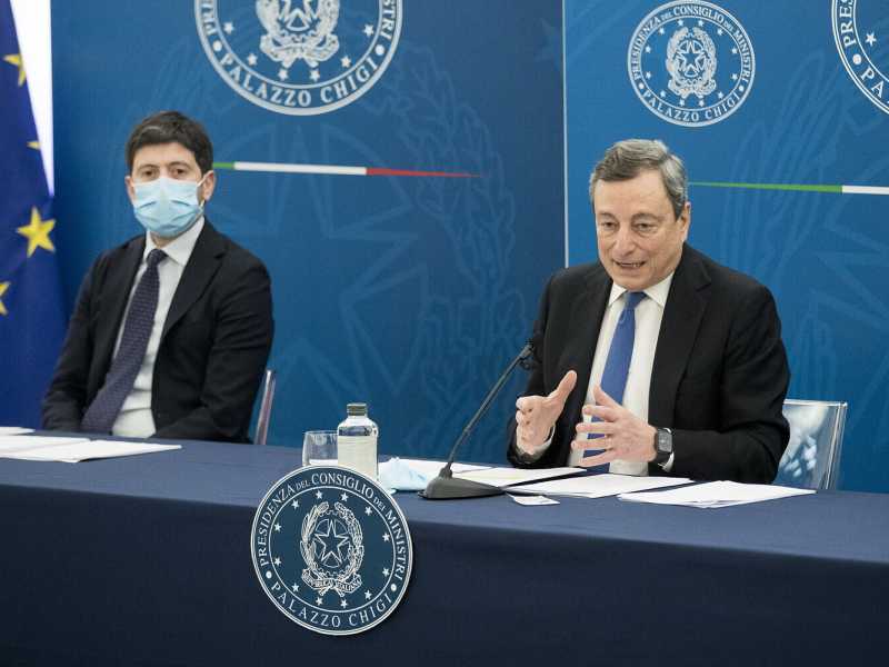 “Libertà di scelta per la seconda dose AstraZeneca”. Draghi cambia la decisione di Speranza