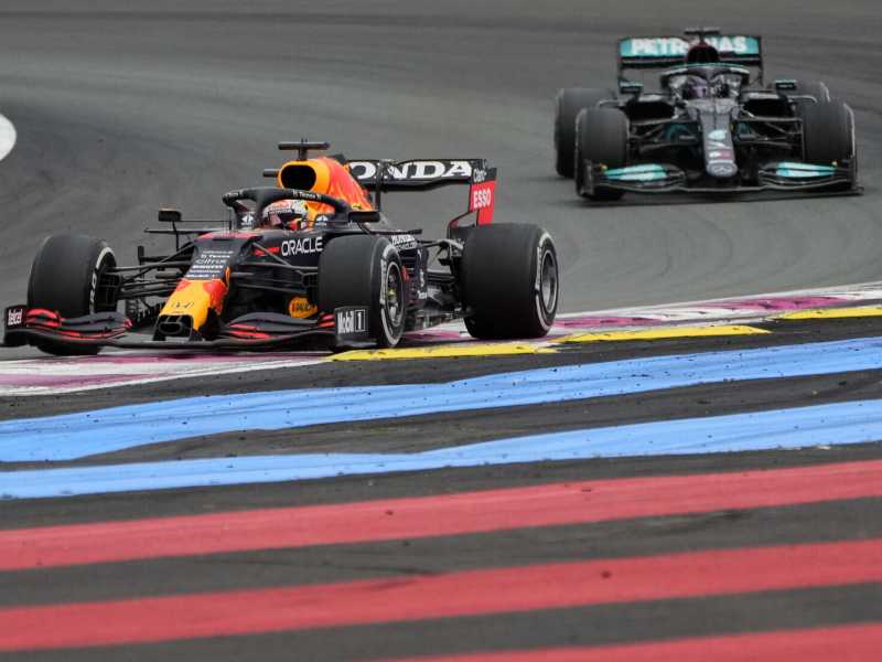La spallata di Verstappen a Hamilton