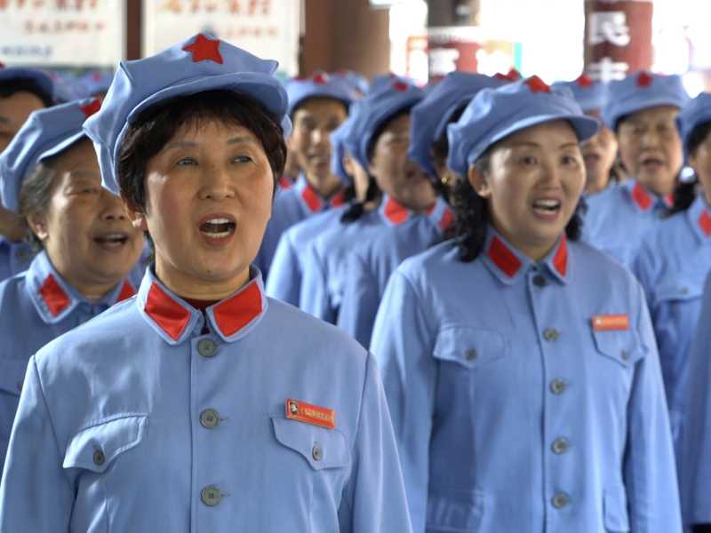 Un gruppo di pensionati si riunisce per cantare canzoni rivoluzionarie dell’Armata rossa nella città di Zunyi, nel sud-ovest della Cina (foto Ap/Emily Wang) <br />