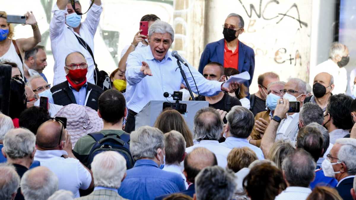 Immagine di A Napoli il liberale Calenda sostiene "l'uomo di sinistra" Bassolino
