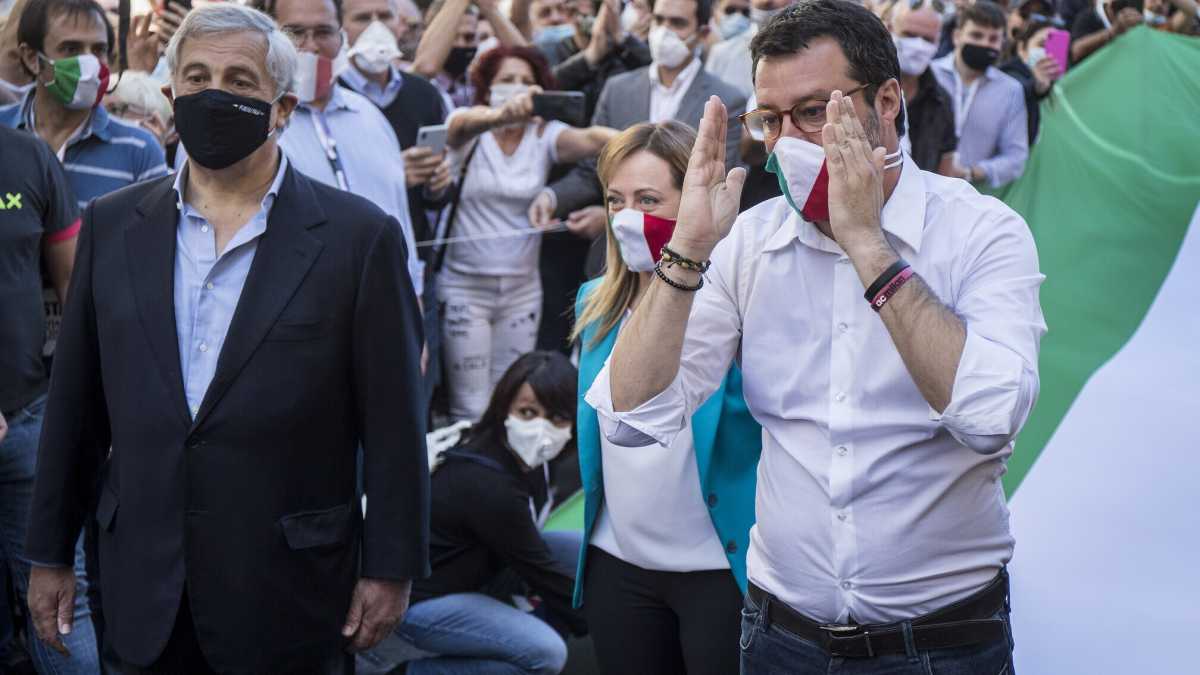 Immagine di I leghisti di Bruxelles mollano Salvini e bussano a Tajani: "Basta col sovranismo"