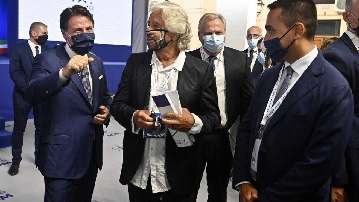Immagine di "Ora parlo ai parlamentari". Grillo minaccia Conte. Di Maio media (con i pop corn)