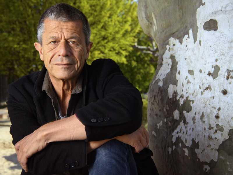 Lo scrittore francese Emmanuel Carrere (foto EPA)