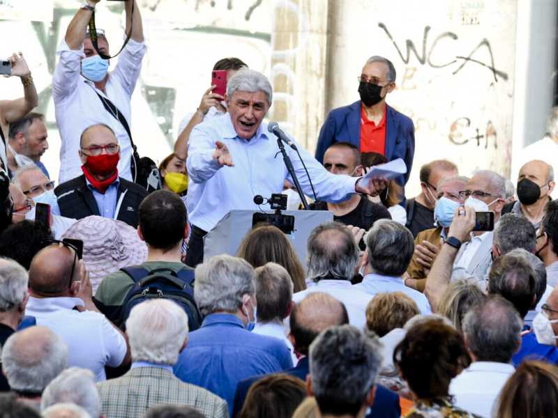 A Napoli il liberale Calenda sostiene "l'uomo di sinistra" Bassolino