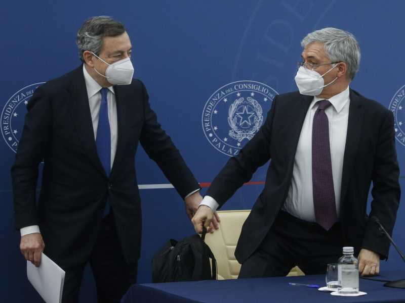 Il premier Mario Draghi e il ministro dell'Economia Daniele Franco (Ansa)