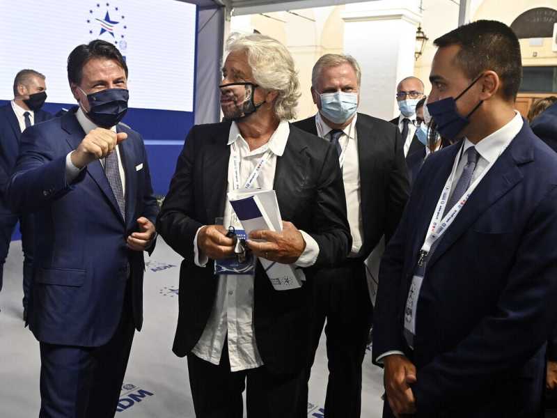 "Ora parlo ai parlamentari". Grillo minaccia Conte. Di Maio media (con i pop corn)
