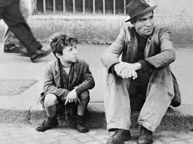 Enzo Staiola e Lamberto Maggiorani in "Ladri di biciclette, regia di Vittorio De Sica (1948)