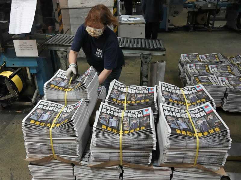 Giornali, librerie, cinema. Così Hong Kong è diventata Pechino