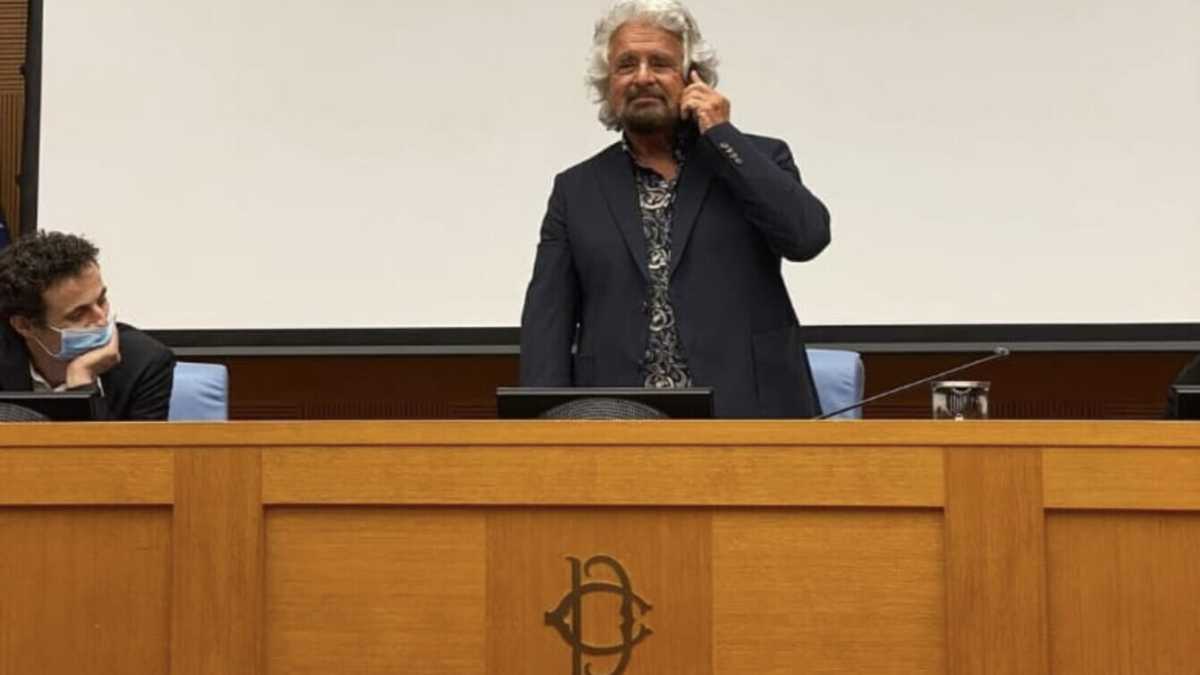 Immagine di Grillo ai deputati M5s: "Sono il garante, non sono un coglione. È Conte ad aver bisogno di me"
